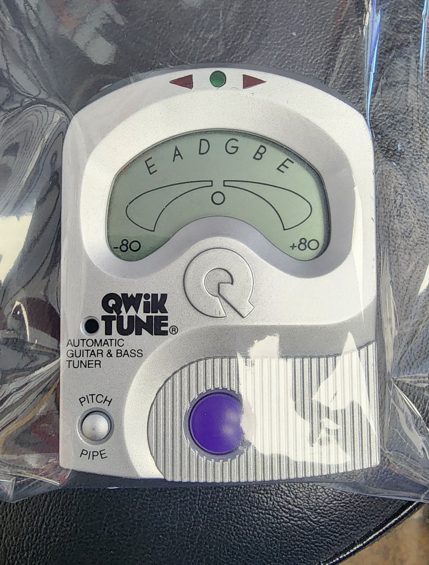 QWIK TUNE QT-11 guitar/bass tuner