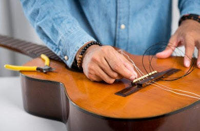 Servicio básico de cambio de cuerdas para guitarra y bajo (las cuerdas se venden por separado)