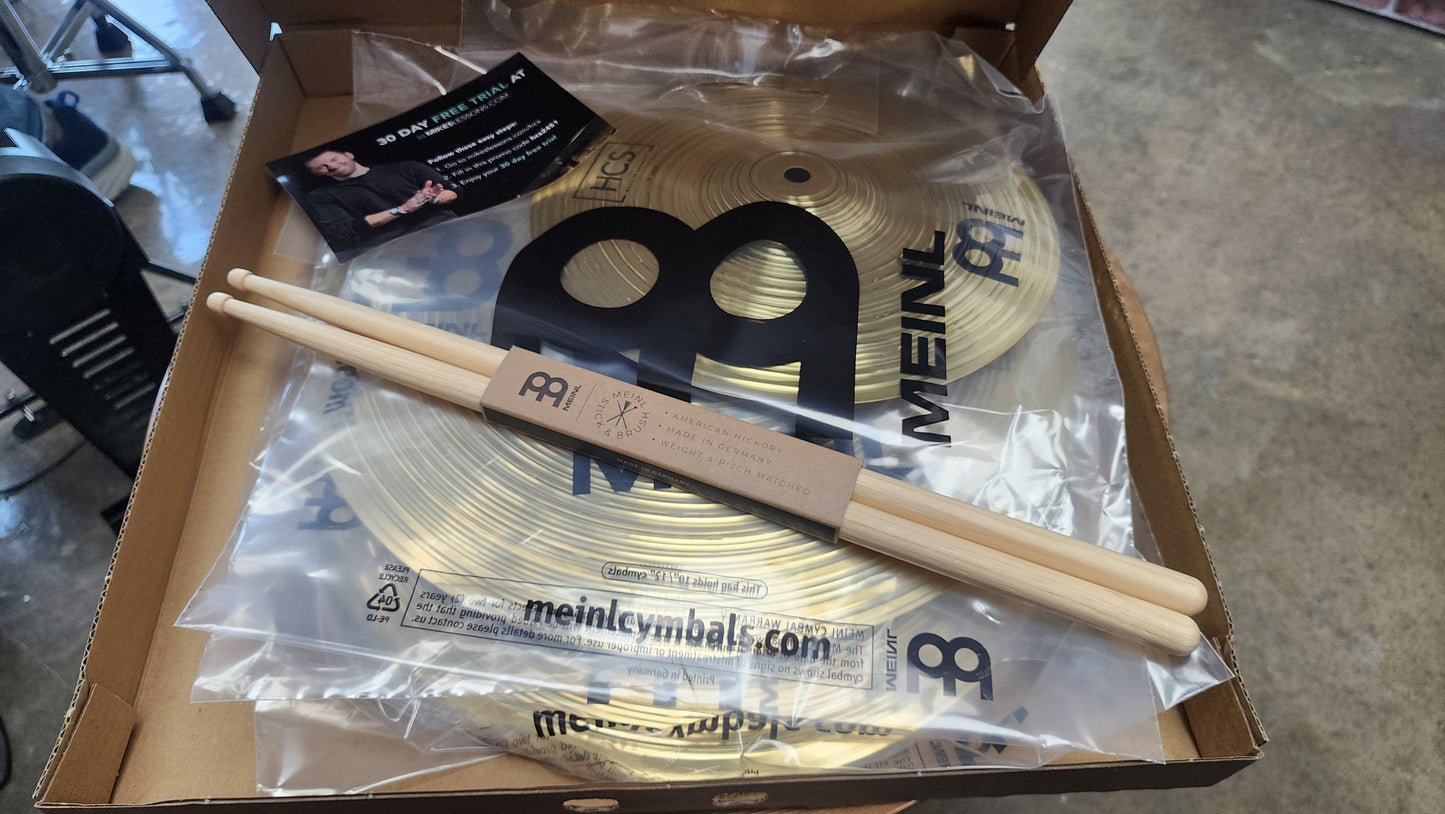 Juego de tres platillos Meinl HCS gratis: hihats de 13 pulgadas/crash de 14 pulgadas con Splash de 10 pulgadas gratis, baquetas Meinl y 3 lecciones electrónicas.